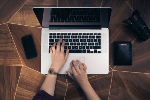 Person am Laptop