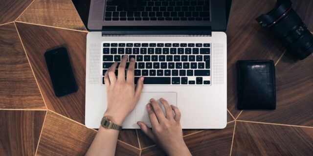 Person am Laptop