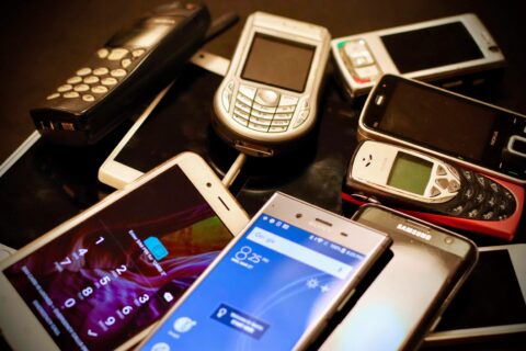 Mehrere Handy verschiedener Generationen