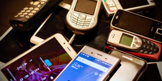 Mehrere Handy verschiedener Generationen