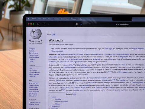 Laptop, auf dem Wikipedia geöffnet ist