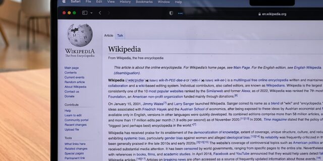 Laptop, auf dem Wikipedia geöffnet ist