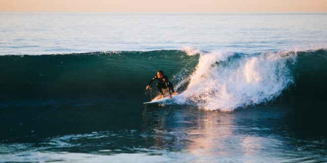 Person surft im Meer