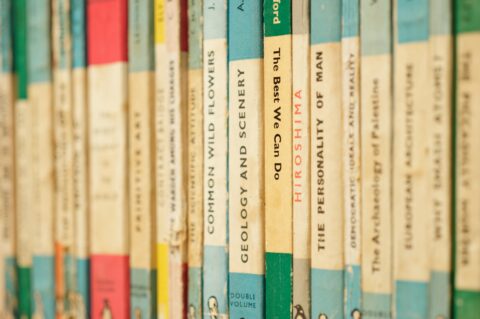 Bücher in einem Regal