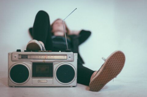 Person hört Radio