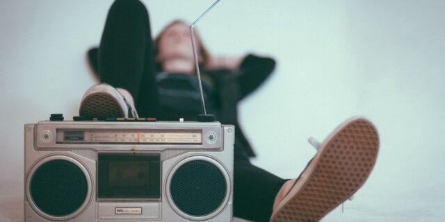 Person hört Radio