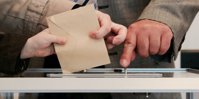 Brief wird in Urne eingeworfen