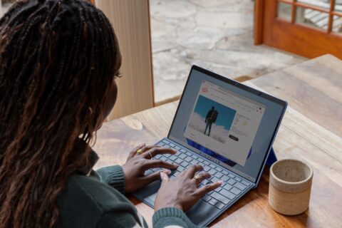 Person benutzt Tastatur eines Laptops