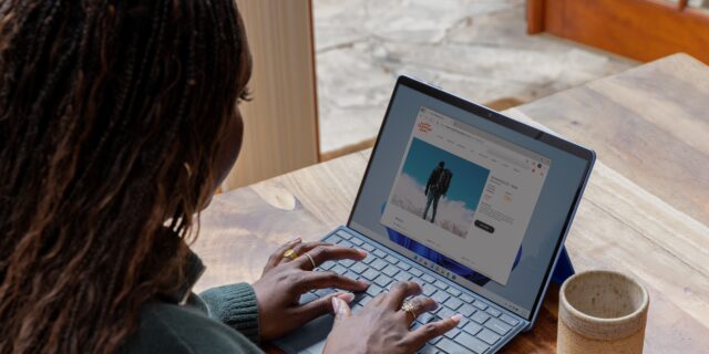 Person benutzt Tastatur eines Laptops
