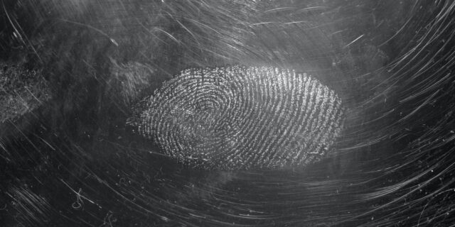 Fingerabdruck auf schwarzem Hintergrund