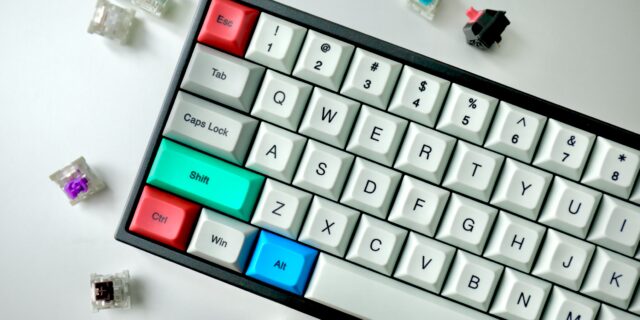 Eine Tastatur mit einzelnen farbigen Tasten.