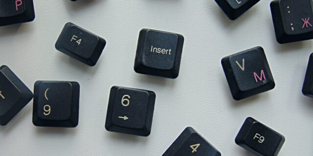 einzelne, losgelöste Tasten einer Computertastatur