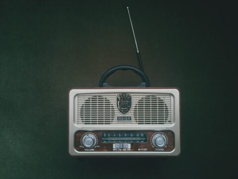 Retro Radio mit ausgestreckter Antenne