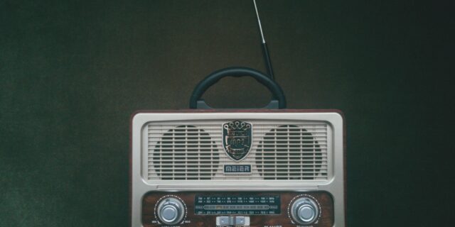 Retro Radio mit ausgestreckter Antenne