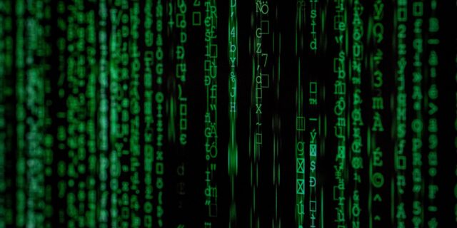 Gründe Zahlen, Buchstaben und Sonderzeichen in Spalten auf schwarzem Hintergrund.