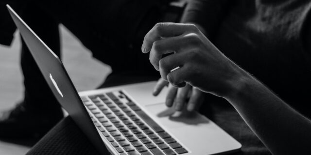 Person hat Computer auf dem Schoss