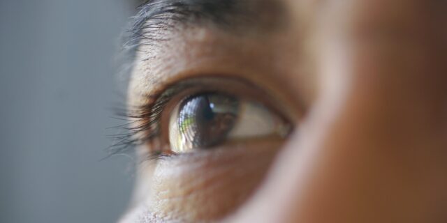 Close-up vom Auge einer Person, die nach links oben schaut