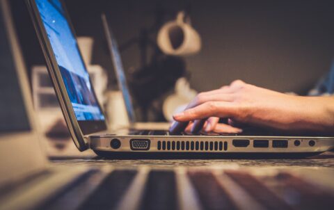 Person schreibt etwas am Computer
