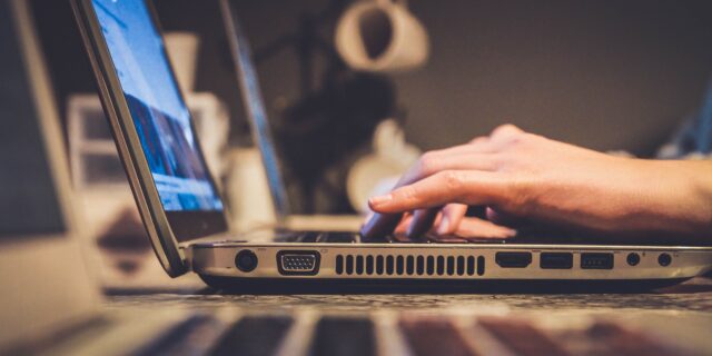 Person schreibt etwas am Computer