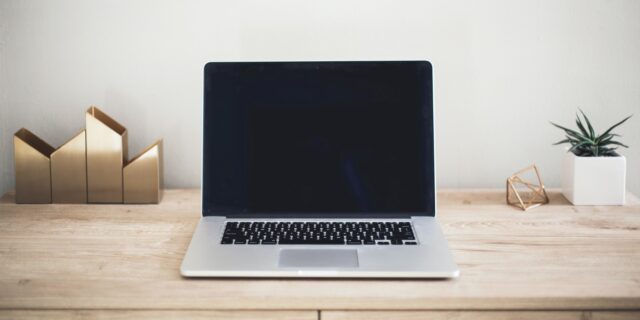 Ein Laptop auf einem Holztisch