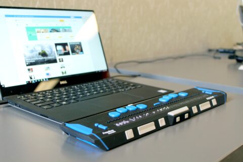 Laptop mit Braillezeile