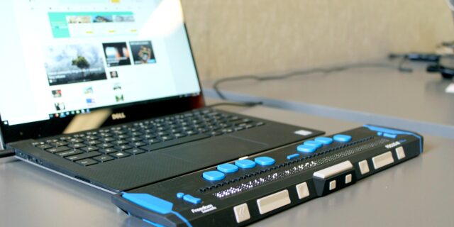 Laptop mit Braillezeile