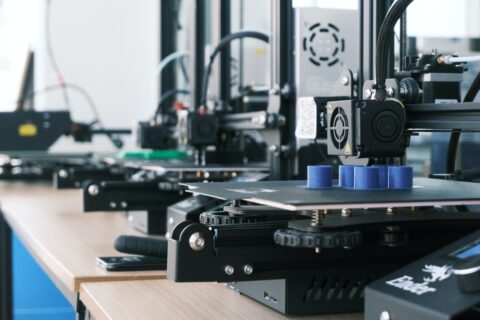 Mehrere 3D-Drucker in einem Büro