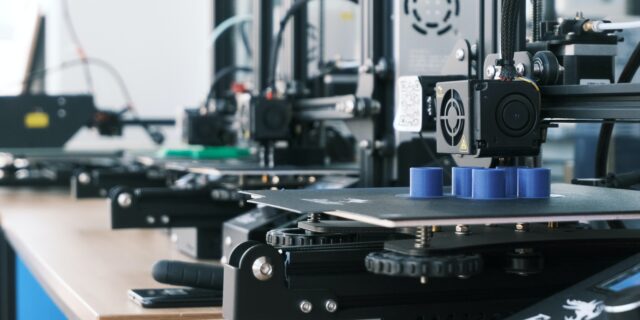 Mehrere 3D-Drucker in einem Büro