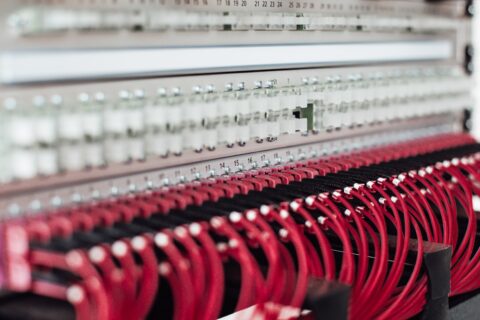 Viele eingesteckte Kabel in einem Glasfaserkabelträger