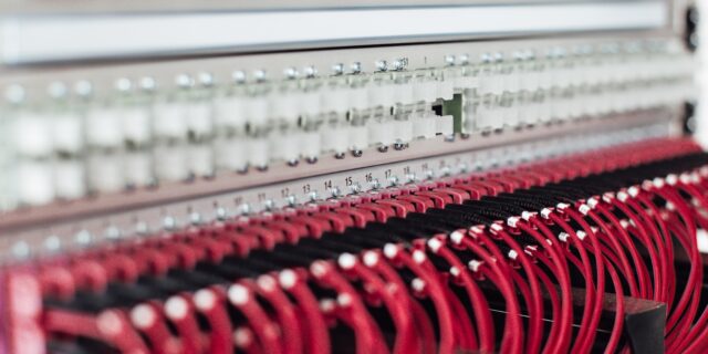 Viele eingesteckte Kabel in einem Glasfaserkabelträger