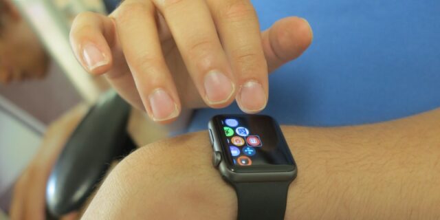 Linkes Handgelenk mit Apple Watch
