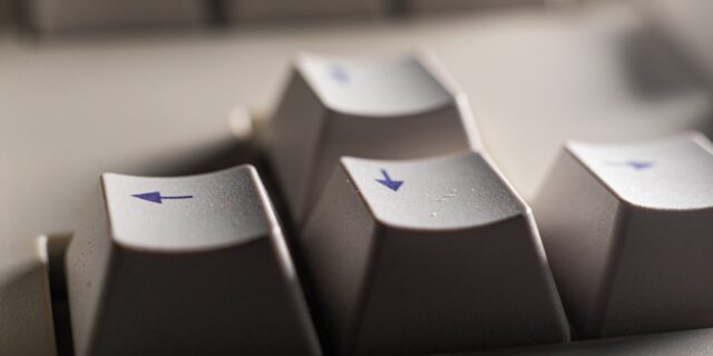 Pfeiltasten einer retro Computertastatur