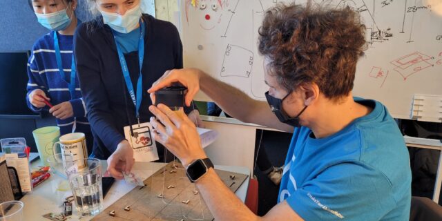 Gianfranco testet die vom Hack-Team entwickelte Halterung.