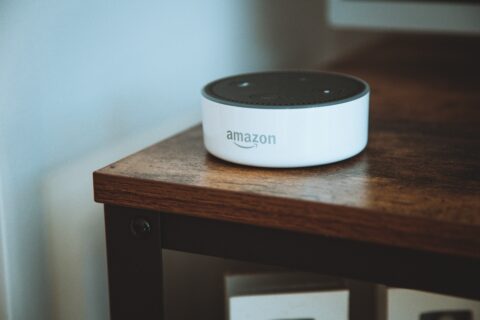 Weisse Amazon Alexa auf Holztisch