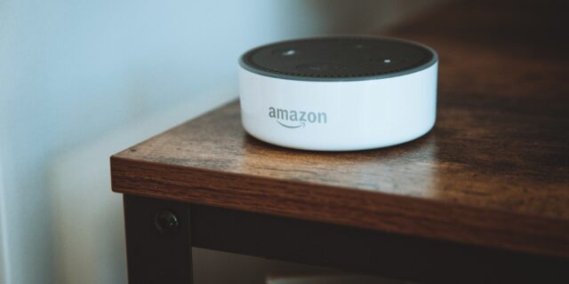Weisse Amazon Alexa auf Holztisch