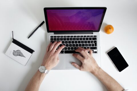 Mensch am Laptop