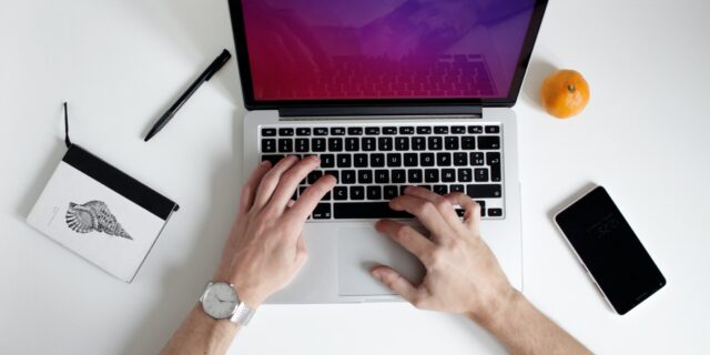 Mensch am Laptop