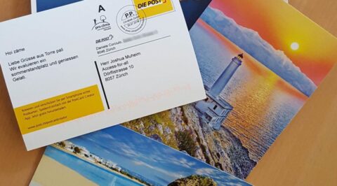 Hier ist der physische Ausdruck einer Postkarte mit Text zu sehen