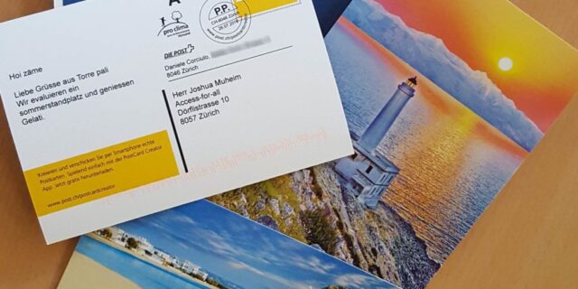 Hier ist der physische Ausdruck einer Postkarte mit Text zu sehen