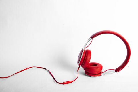 Rote Bügelkopfhörer mit Kabel auf weissem Hintergrund