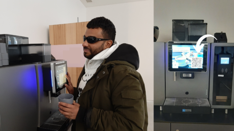 Links: Mo Sherif vor einer Kaffeemaschine mit Display. Rechts: Kaffeemaschine mit QR Code auf dem Display