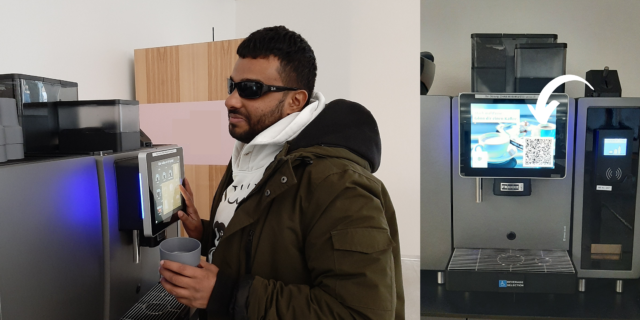 Links: Mo Sherif vor einer Kaffeemaschine mit Display. Rechts: Kaffeemaschine mit QR Code auf dem Display