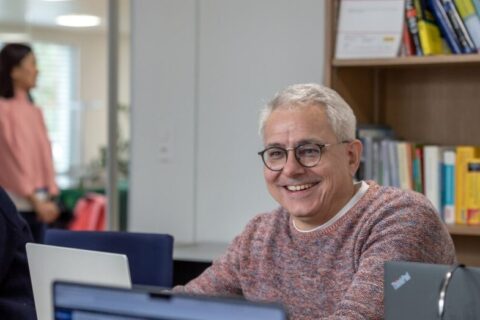 Markus Böni im Büro von Zugang für alle