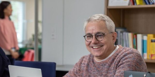 Markus Böni im Büro von Zugang für alle