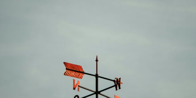 Wetterfahne mit Pfeilen in die verschiedenen Himmelsrichtungen