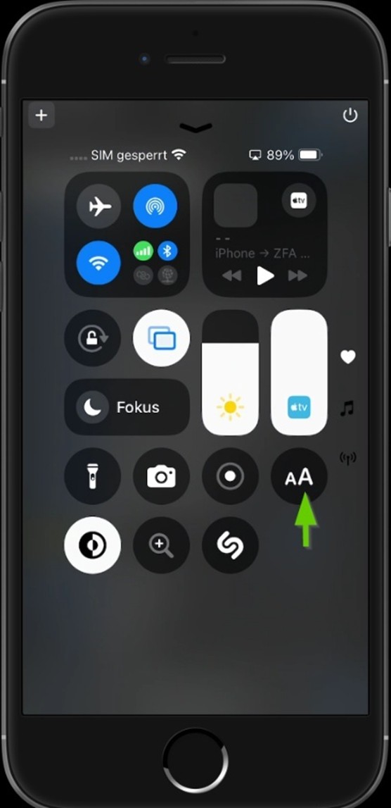 iPhone-Bildschirm mit geöffnetem Kontrollzentrum, grüner Pfeil auf Textgrösse-Symbol "aA"