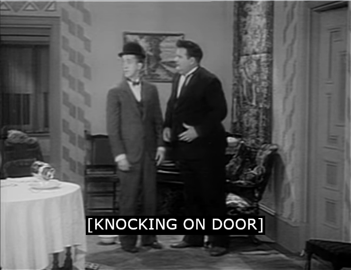 Schwarz-Weiss-Bild von Laurel und Hardy in einem schön eingerichteten Raum, beide blicken nach links. Am unteren Bildrand steht in weissen Grossbuchstaben der Untertitel "knocking on door".